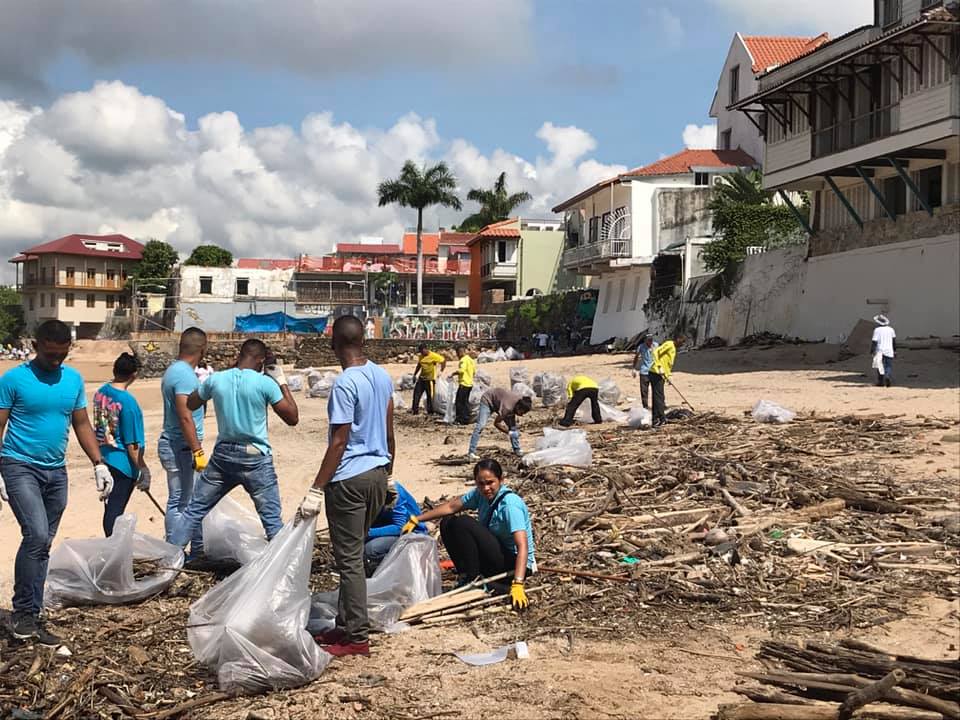 AVACA organiza limpiezas de playas varias veces al año