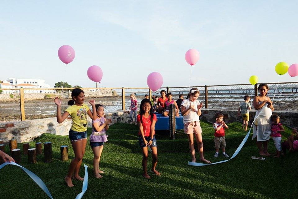 Niños jugando en la inauguración del Parque Las Olas en Casco Viejo