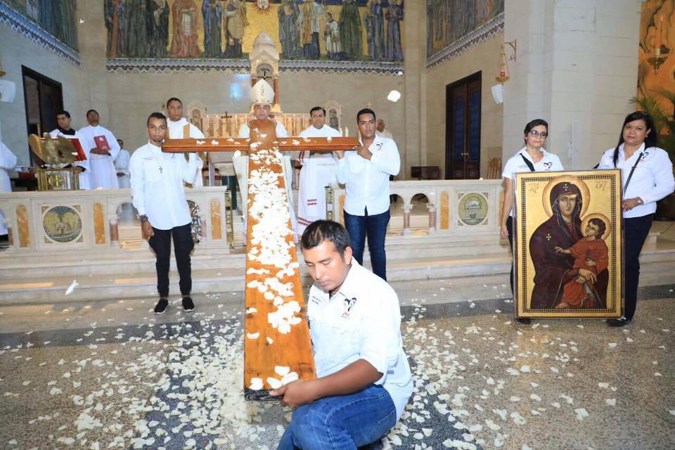 Cruz siendo bendecida en la inauguración de la Iglesia San Francisco de Asís