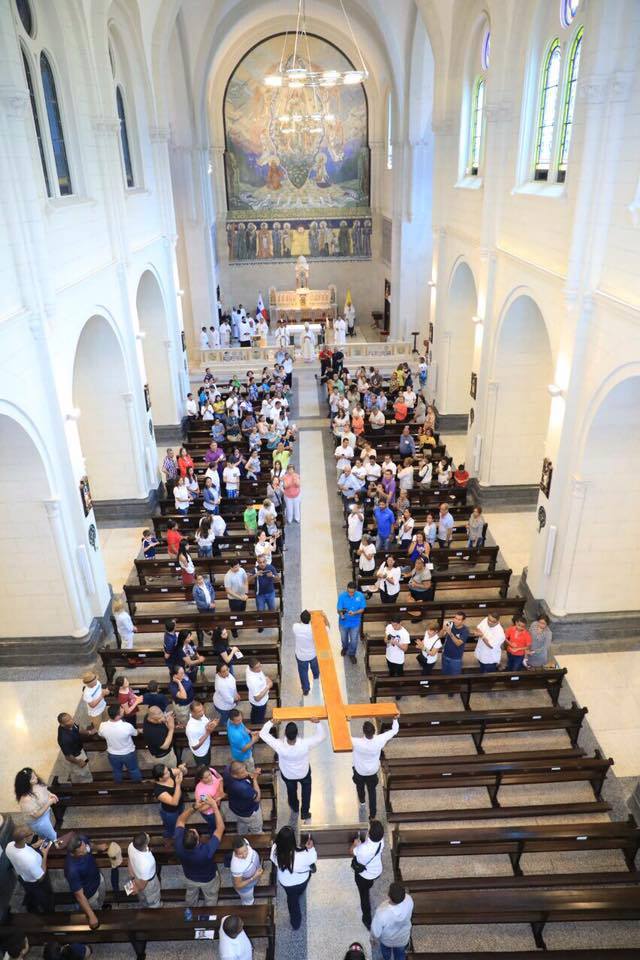 Altarpiece of the Saint Francis of Assisi in the background. Image of the inauguration when they carried the cross.