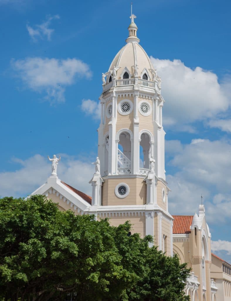 Torre con campanario de la iglesia de San Francisco de Asís en Casco Viejo