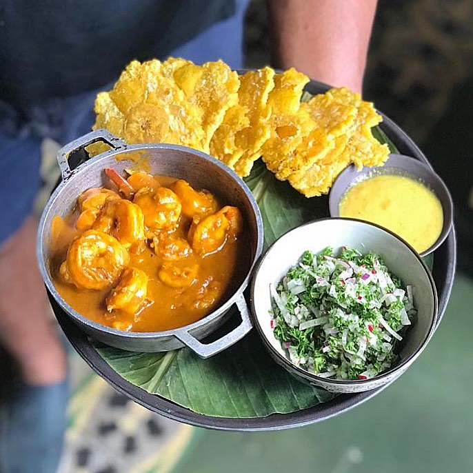 Shrimp with fried plantains and salad