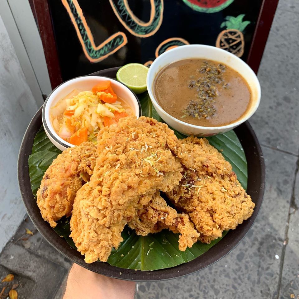 Fried chicken with mash potatoes and gravy at Fonda Lo Que Hay