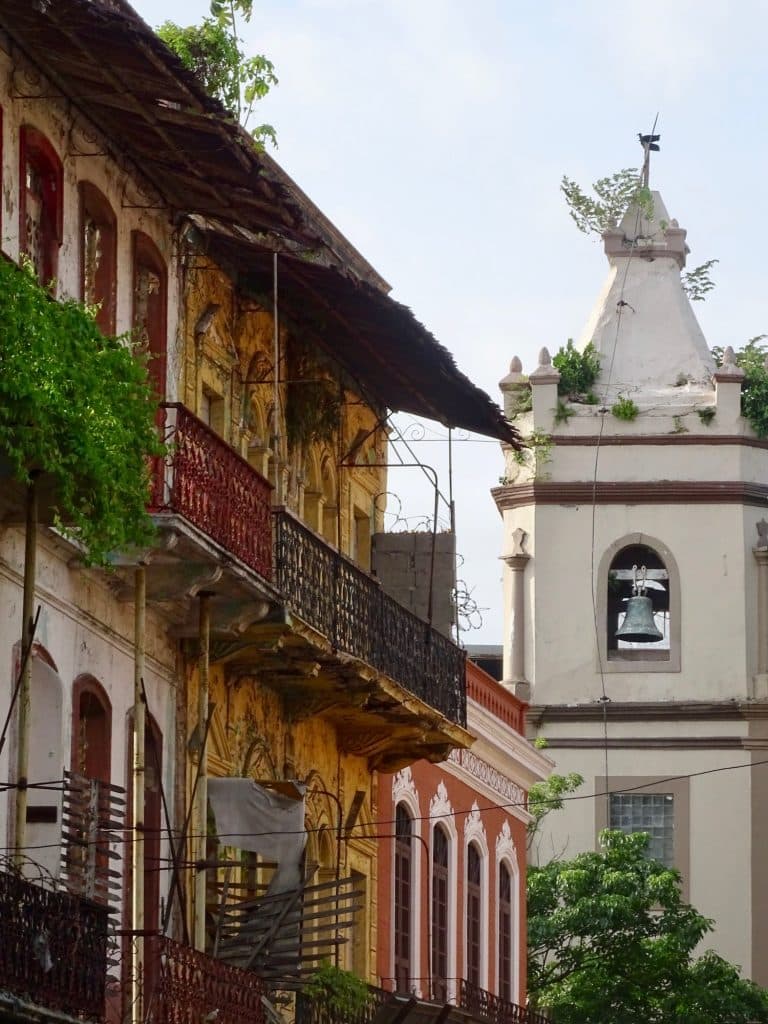 Muchos de los edificios en Santa Ana aún no han sido restaurados