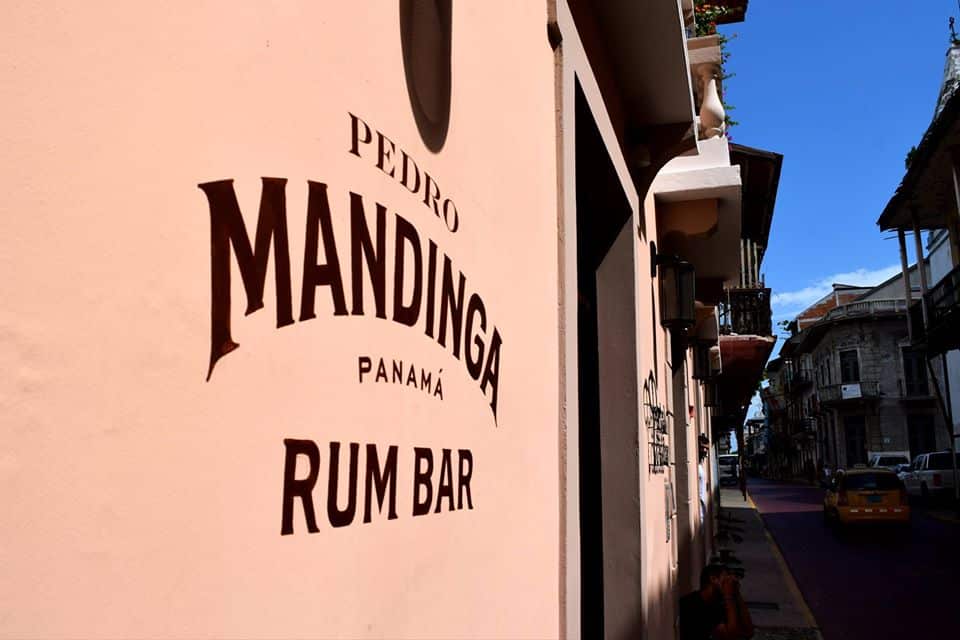 El bar de ron Pedro Mandinga en Casco Viejo está ubicado en la Avenida A entre las calles 9 y 8 oeste