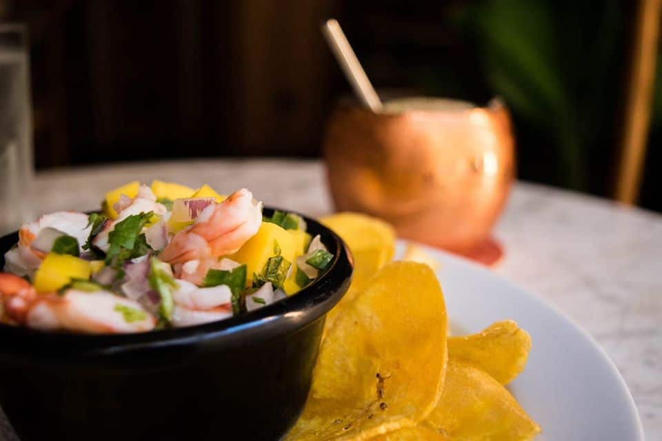 Ceviche tropical de camarones y mango con chips de plátano