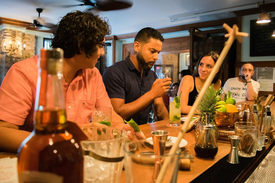 Clientes que prueban ron y cócteles en Pedro Mandinga Rum Bar 