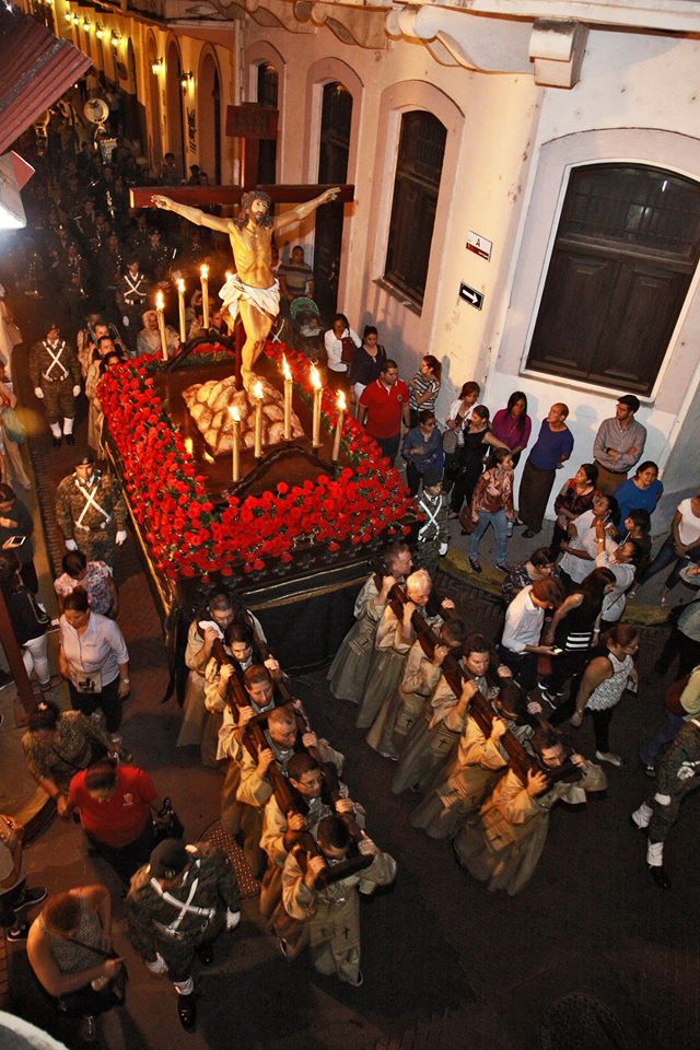 Procesión de las iglesias en Casco Viejo durante Semana Santa