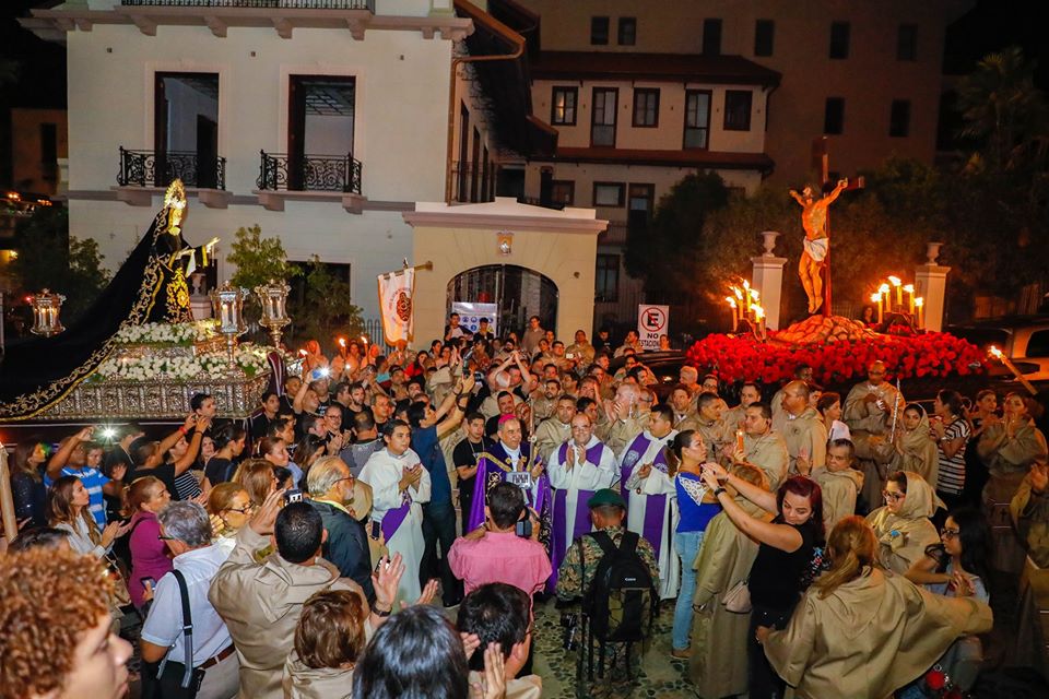 Procesión de las iglesias en Casco Viejo durante Semana Santa