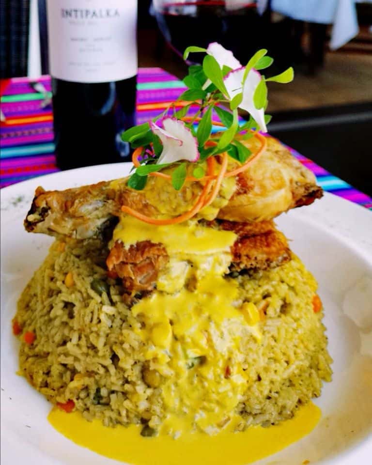 Arroz con pollo al estilo peruano usando la receta de la abuela en el restaurante nazca 21