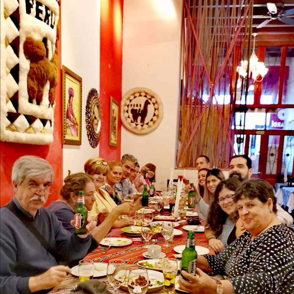 Clientes disfrutando comida peruana y cervezas panameñas en el restaurante nazca 21