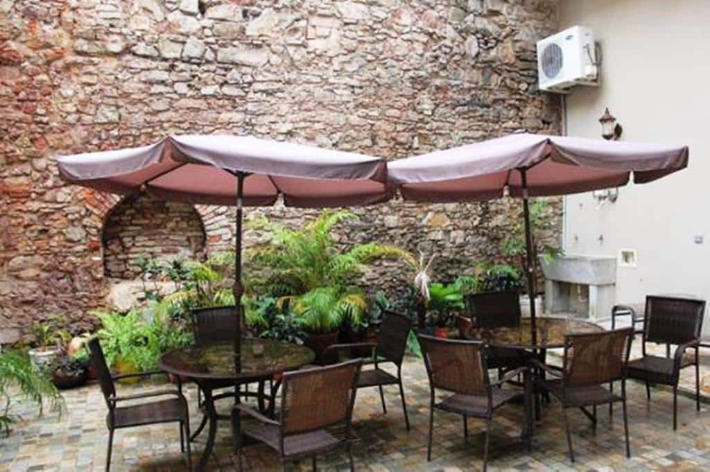 The internal courtyard is shared by all apartments in Casa Sucre Boutique Hotel 