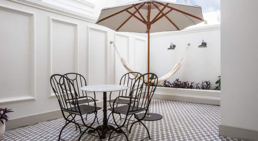 Courtyard with table and hammock at the American Trade Hotel in Casco Viejo 