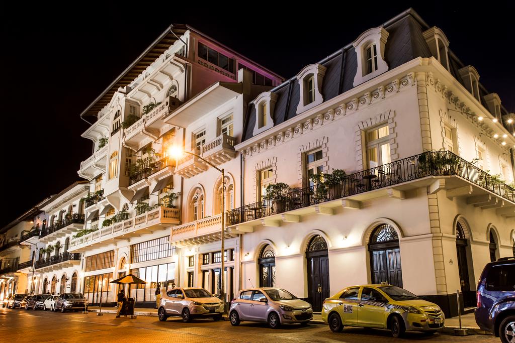 American Trade Hotel from avenida Central at night 