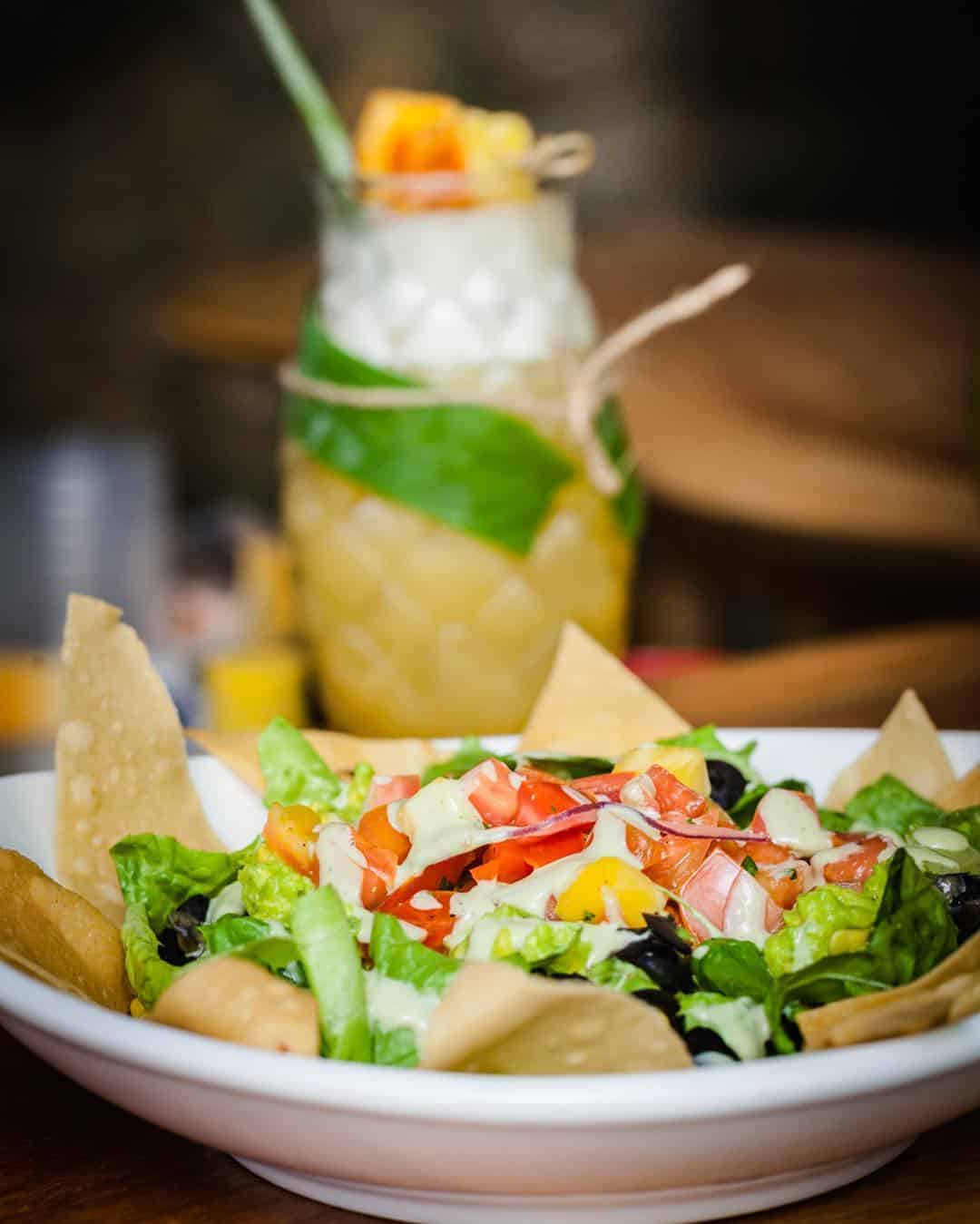 Ensalada y jugo de frutas en Mahalo Casco Viejo