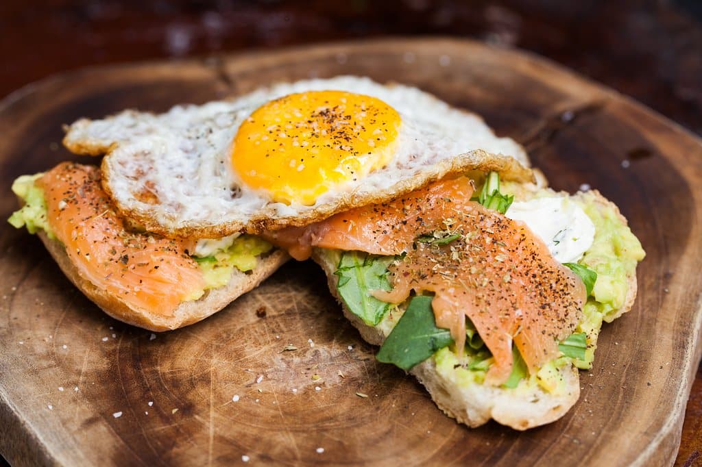 Tostada de salmón y aguacate Lox en Mahalo Casco Viejo