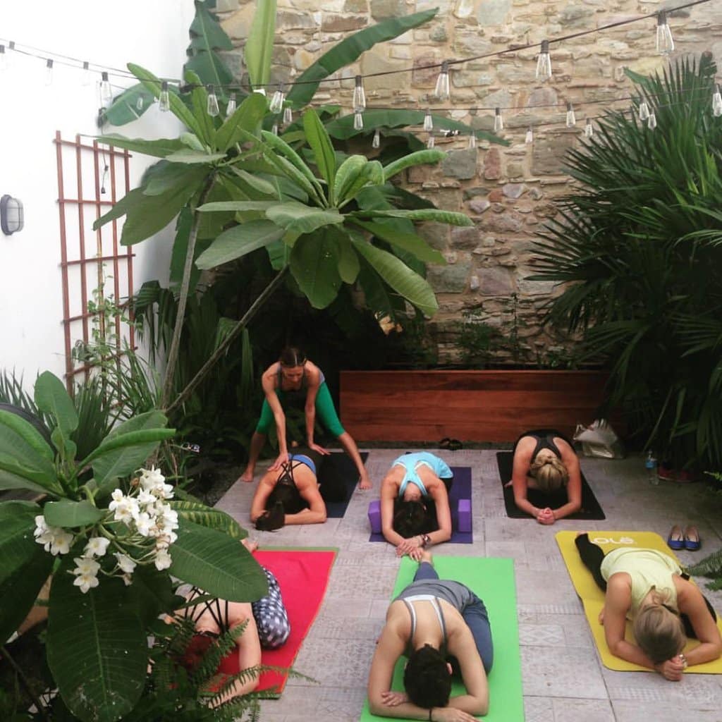 Clase de yoga en Mahalo Snack Shack antes de que construyeran la cabaña Tiki