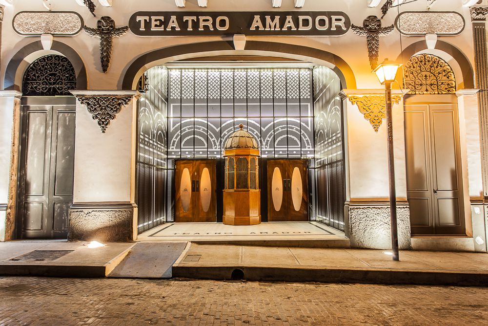 Exterior lobby and ticket booth of Teatro Amador Casco Viejo