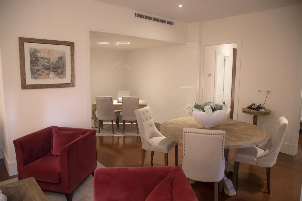 Las suites son lujosas y cuentan con sala de estar y comedor independientes.