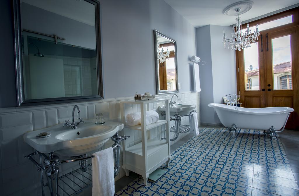 Los baños son super amplios en La Concordia Boutique Hotel