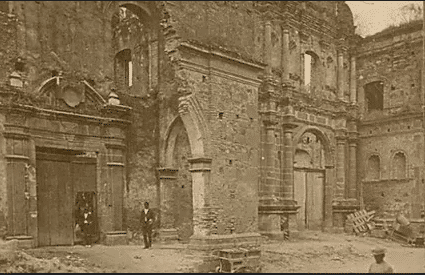 El conjunto monumental del convento e iglesia de la Compañía de Jesús, cuando todavía existía la entrada al Colegio. (foto Eadweard Muybridge, 1875).