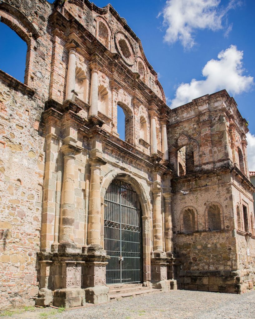 Puerta de la antigua iglesia de la Compañía de Jesús en Casco Viejo, Panamá
