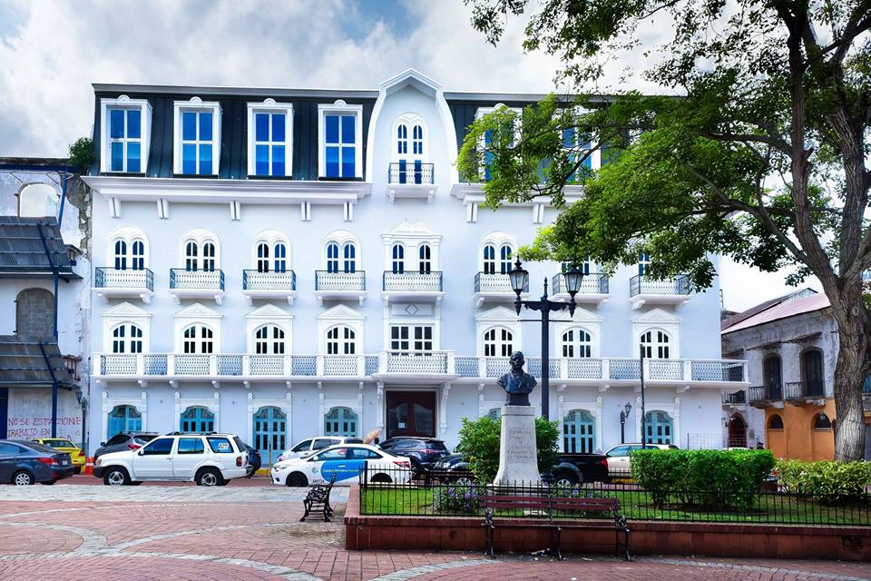 El hotel está ubicado en la Plaza de la Catedral, donde puedes encontrar estatuas de los padres fundadores de Panamá