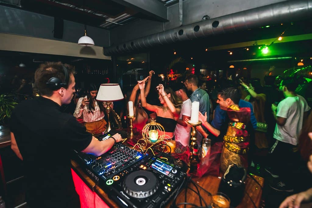 On Saturdays the “Helicón” party is held with a DJ at the Caliope Restaurant