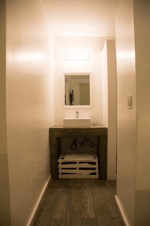 bathroom at Gatto Blanco Party Hotel