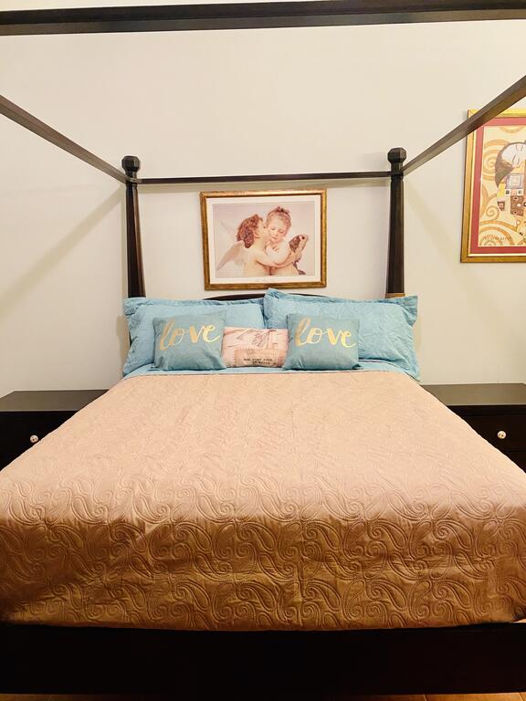 Cama con dosel de Mi Casita de Azúcar en PH Catedral edificio ubicado en la plaza catedral en Casco Viejo