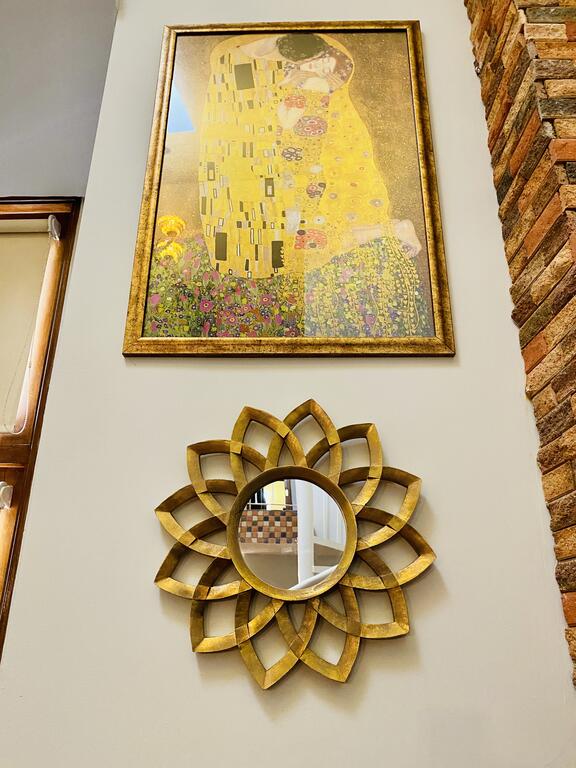 espejo y arte en Mi Casita de Azúcar en PH Catedral edificio ubicado en plaza catedral en Casco Viejo