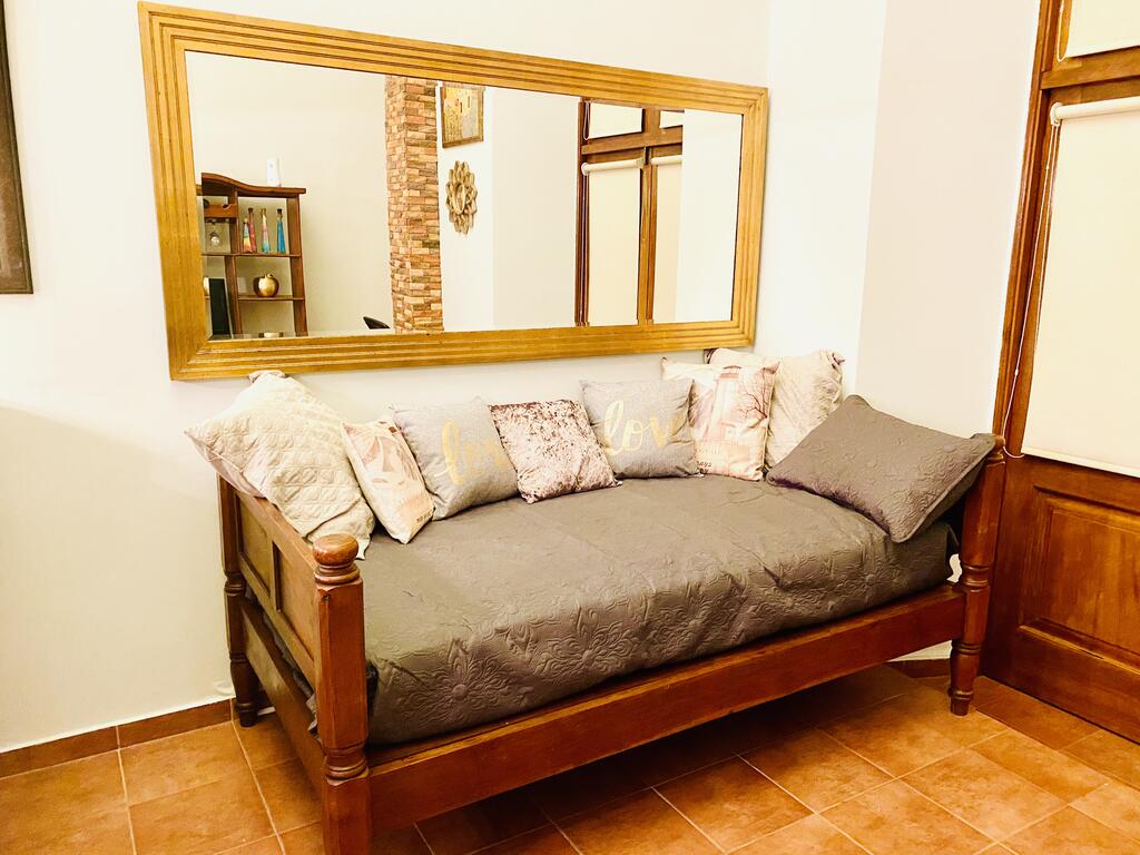 sofá cama y espejo de Mi Casita de Azúcar en PH Catedral edificio ubicado en la plaza catedral en Casco Viejo