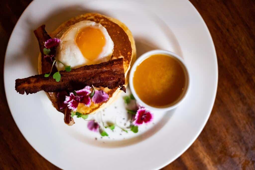 panqueques, tocino y huevos servidos en el restaurante de Selina Casco Viejo