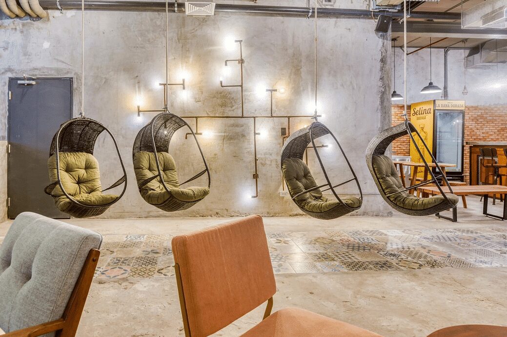 Selina Casco Viejo tiene un Bar en la Azotea, Restaurante y Espacio de Coworking Panama Casco Viejo sillas colgantes en Selina Casco Viejo y el refrigerador de cerveza la rana dorada