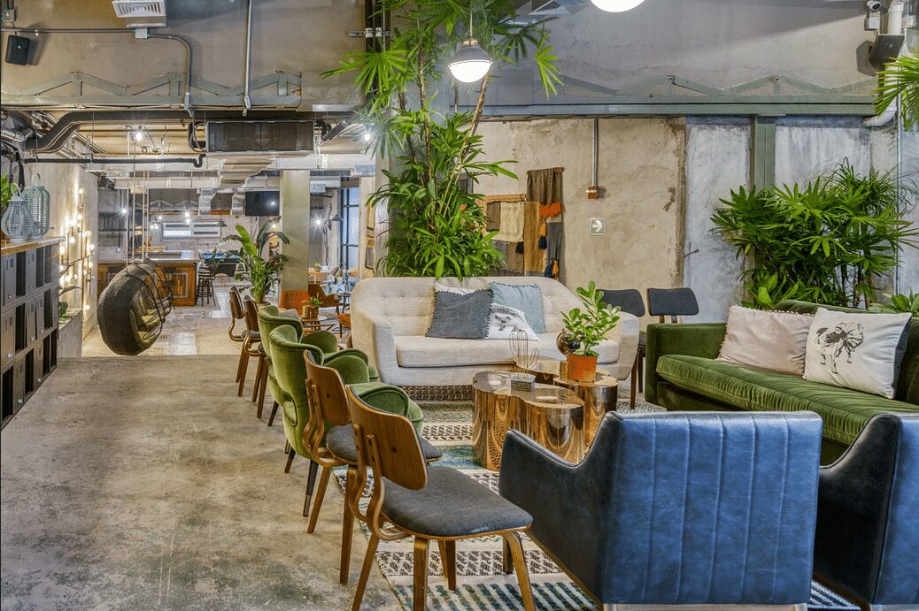 Selina Casco Viejo tiene un Bar en la Azotea, Restaurante y Espacio de Coworking Panama Casco Viejo espacio de coworking de Selina Casco Viejo con sillas y sofás