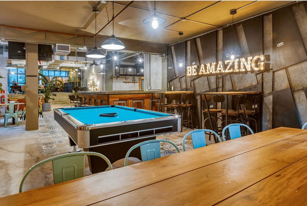 Selina Casco Viejo tiene un Bar en la Azotea, Restaurante y Espacio de Coworking Panama Casco Viejo El lobby de Selina Casco Viejo tiene una mesa de billar