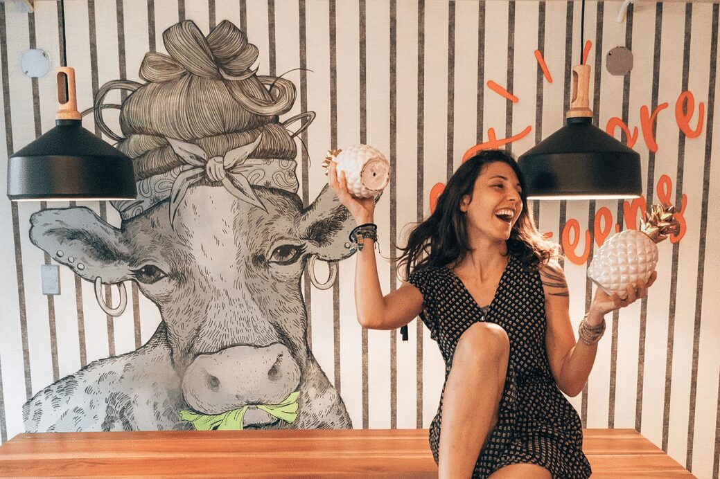 Selina Casco Viejo tiene un Bar en la Azotea, Restaurante y Espacio de Coworking Panama Casco Viejo La marca Selina contrata a artistas para hacer murales originales en todas sus propiedades