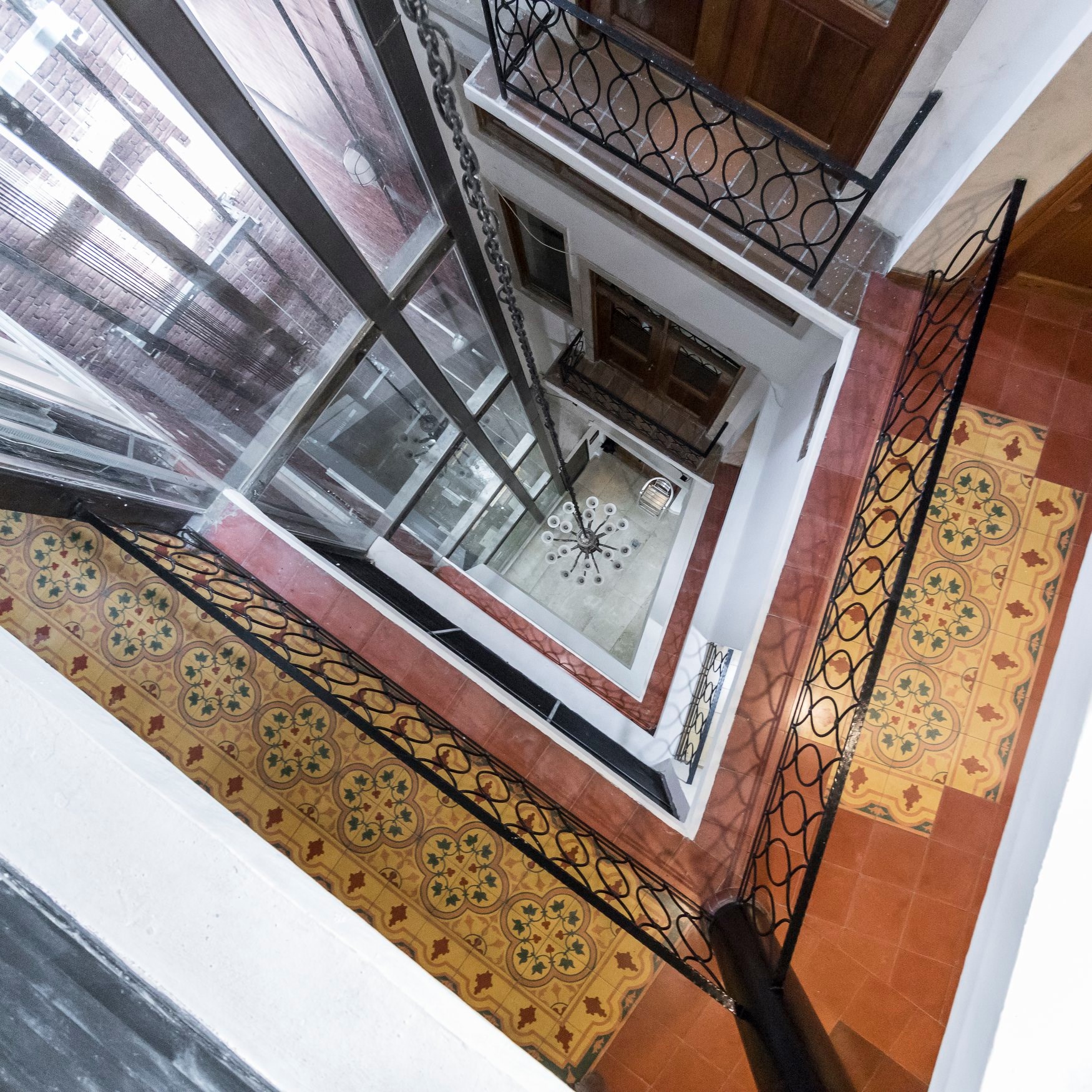 vista hacia el patio interno del Hotel Casa Antigua y ascensor