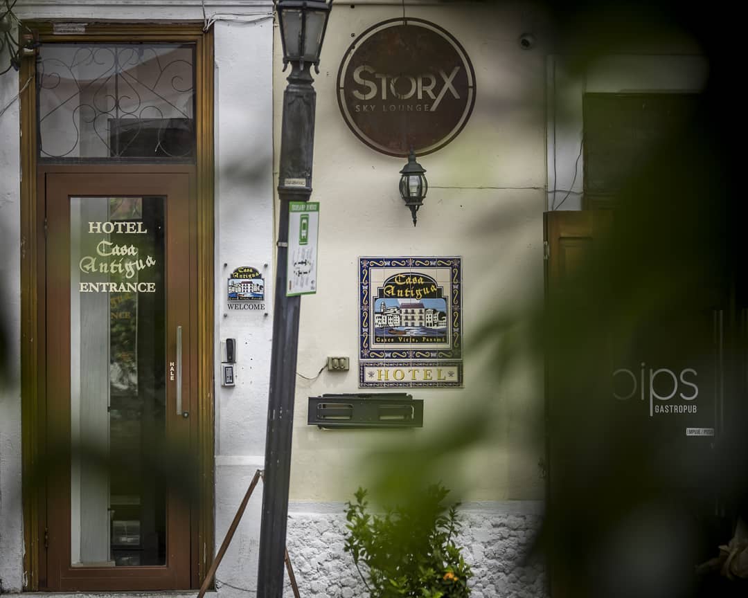 Entrada al Hotel Casa Antigua, StorX Sky Lounge y Pips Terrace Café & Gastro Pub