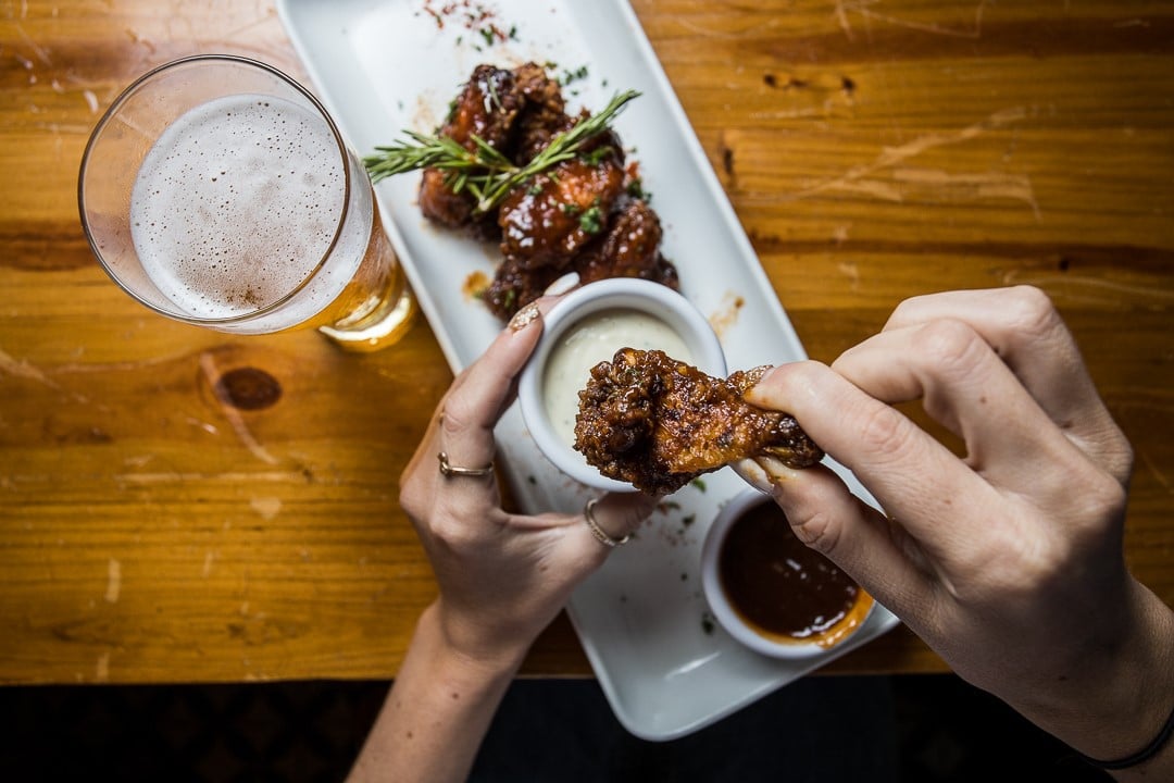 alitas de pollo y cerveza en Pips Terrace Café & Gastro Pub en Casa Antigua Hotel