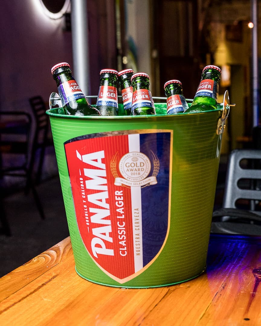 Cubo lleno de cerveza panameña en Pips Terrace Café & Gastro Pub en Casa Antigua Hotel