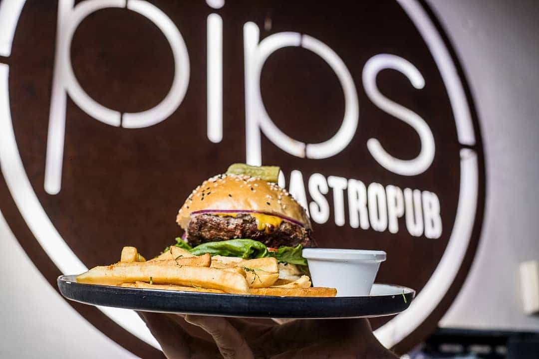 Hamburguesa con papas fritas en Pips Terrace Café & Gastro Pub en Casa Antigua Hotel