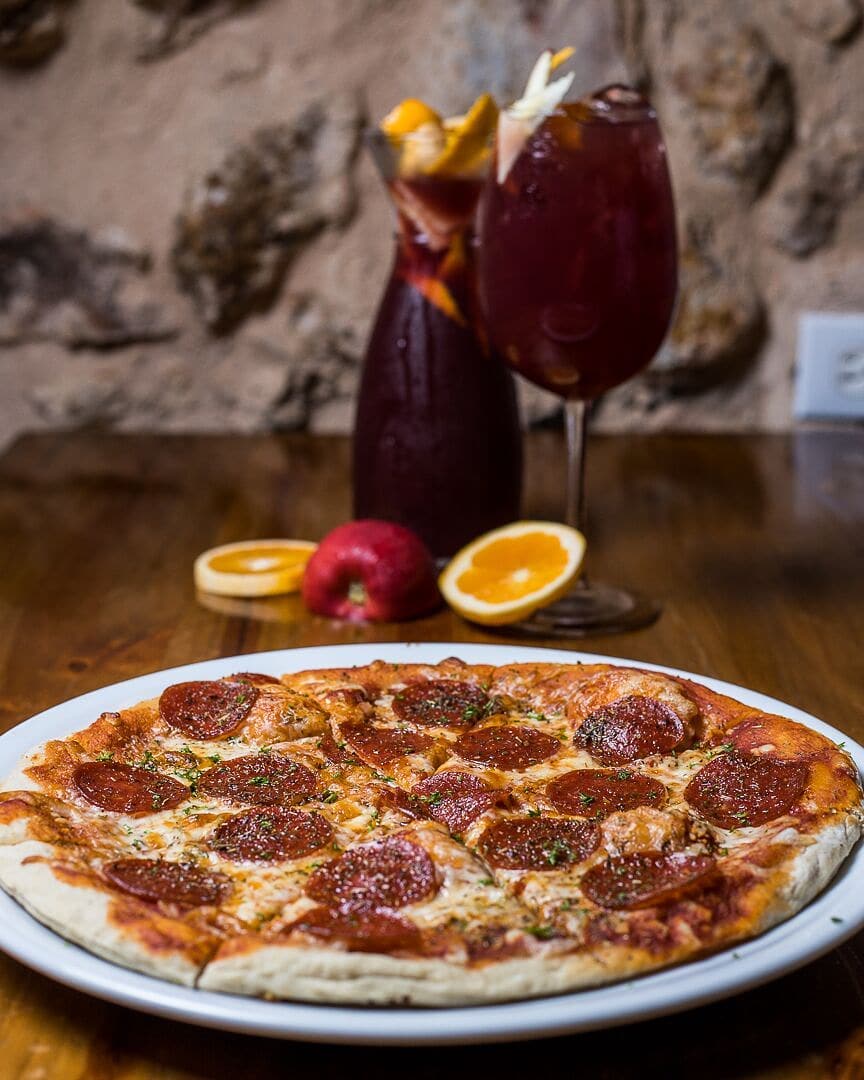 pizza y sangría en Pips Terrace Café & Gastro Pub en Casa Antigua Hotel