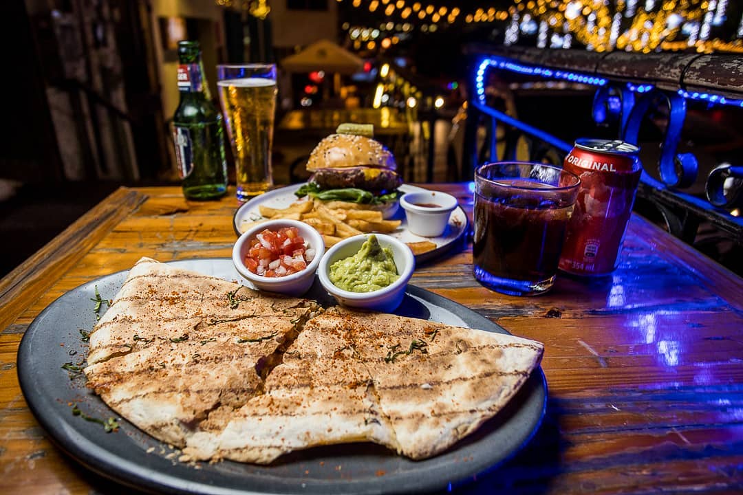 Quesadillas y hamburguesas en la terraza de Pips Terrace Café & Gastro Pub en Casa Antigua Hotel