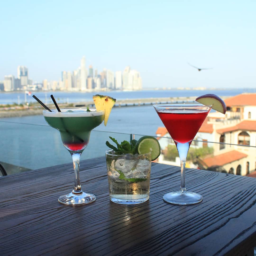 Cócteles del StorX Sky Lounge en el Hotel Casa Antigua con vista a la bahía de Panamá