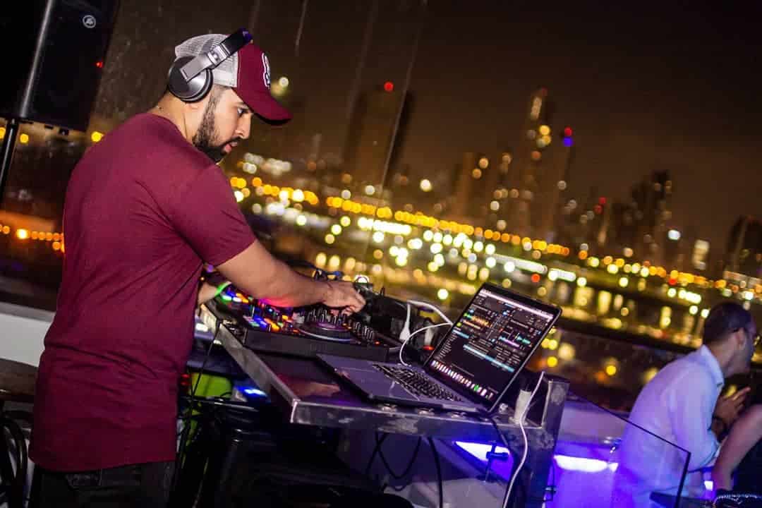 DJ tocando en StorX Sky Lounge en Casa Antigua Hotel
