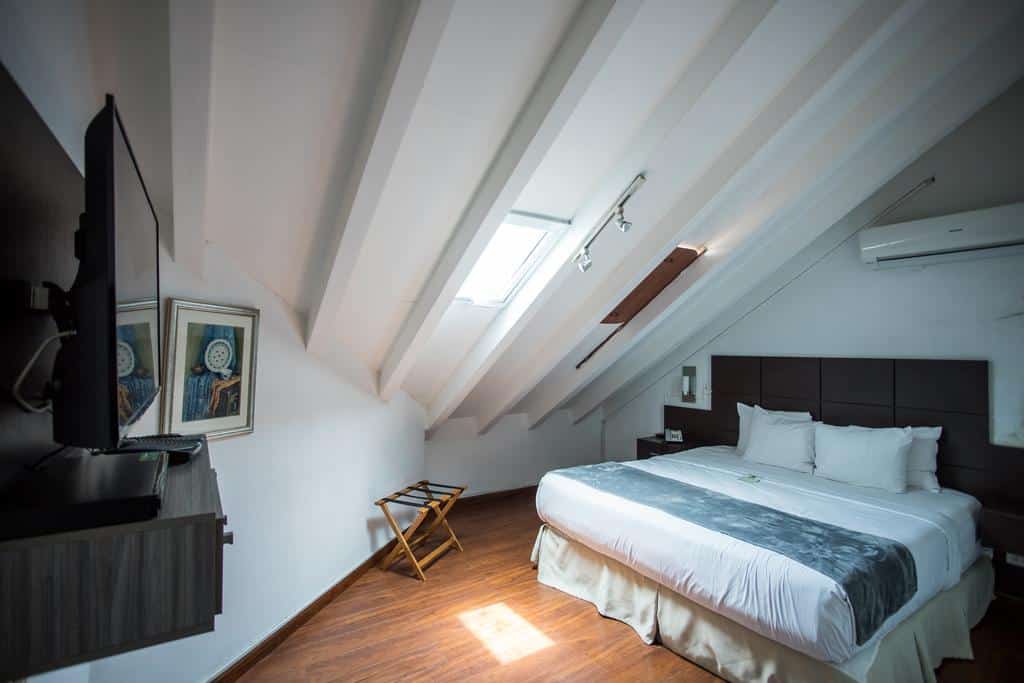 Las habitaciones son más pequeñas y están ubicadas en el ático del hotel Casa Antigua.