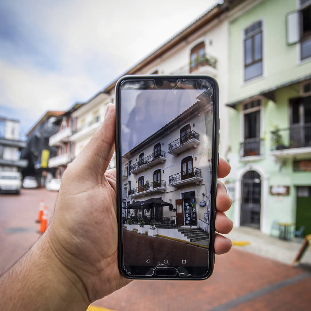 Teléfono celular tomando una foto del Hotel Casa Antigua en casco viejo