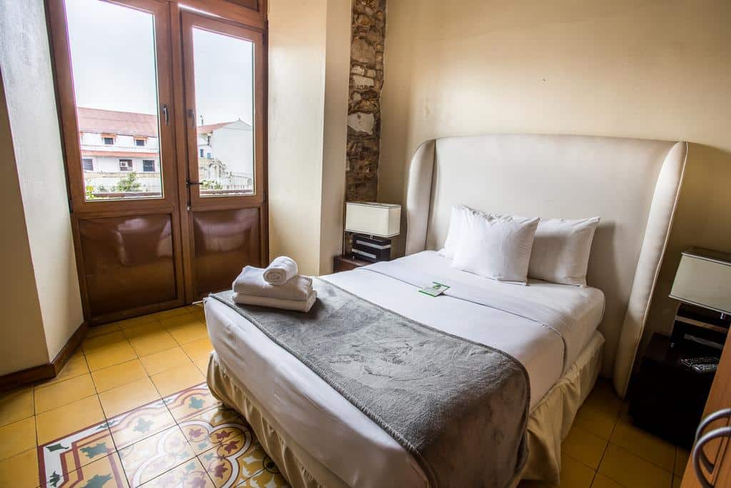 Las suites del Hotel Casa Antigua tienen camas y balcones tamaño queen o king
