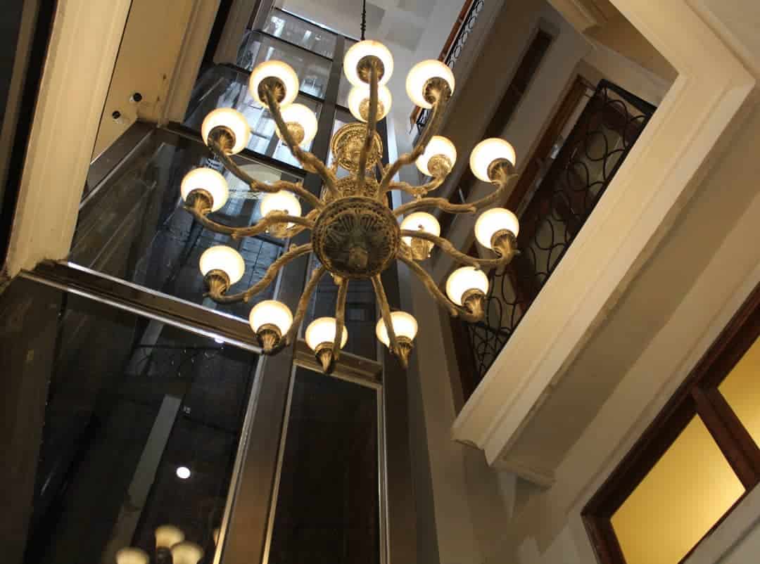 Araña de luces y elevador de vidrio en el Hotel Casa Antigua